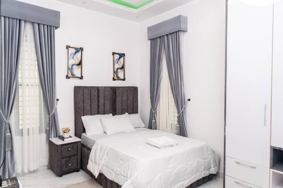 Urban Retreat Luxury Shortlet Apartment Lekki Ajah Lagos With Pool And Gym Экстерьер фото
